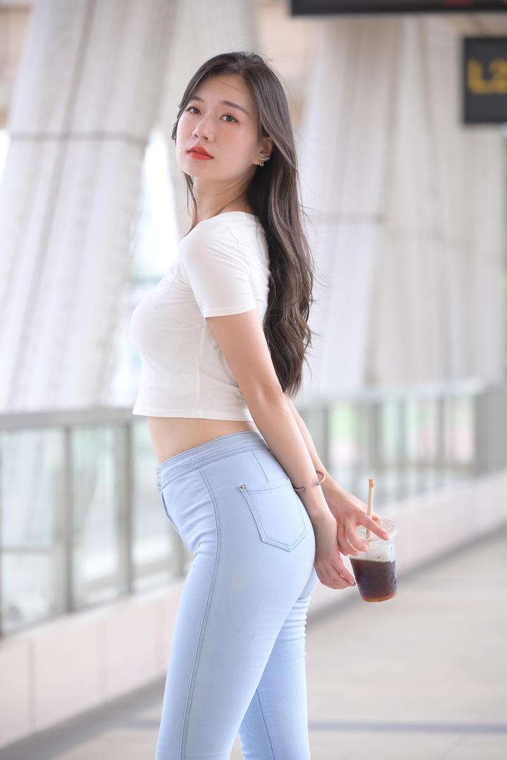 91精品国产街头偷拍翘臀紧身裤美女图片