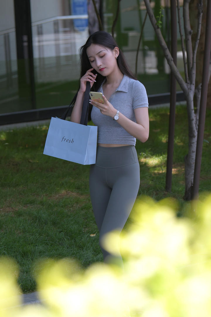 国产街拍紧身裤美女图片高清