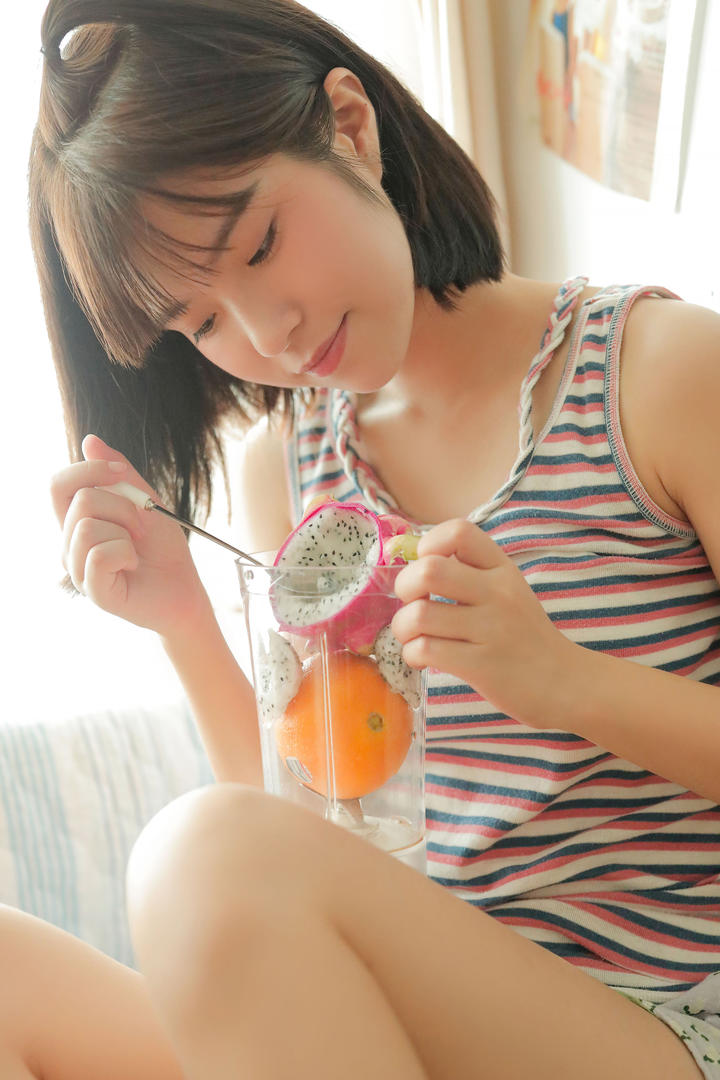 吃水果的短发粉嫩美女高清艺术照图片