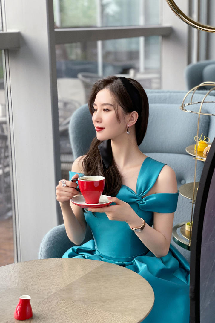 品尝咖啡的中国气质美女明星刘诗诗高清壁纸图片