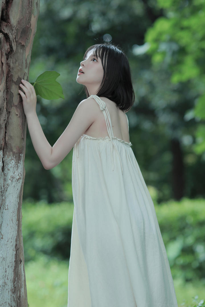 站在大树边的短发女孩清纯写真图片