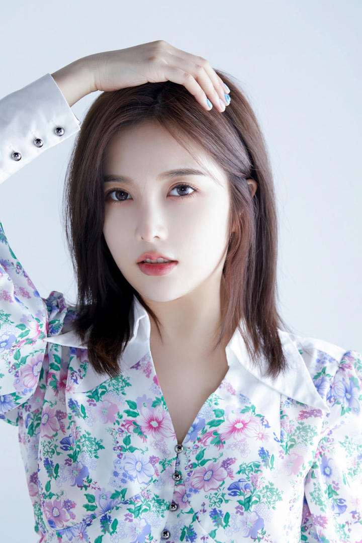 超清碎花衬衣清纯美女写真图片