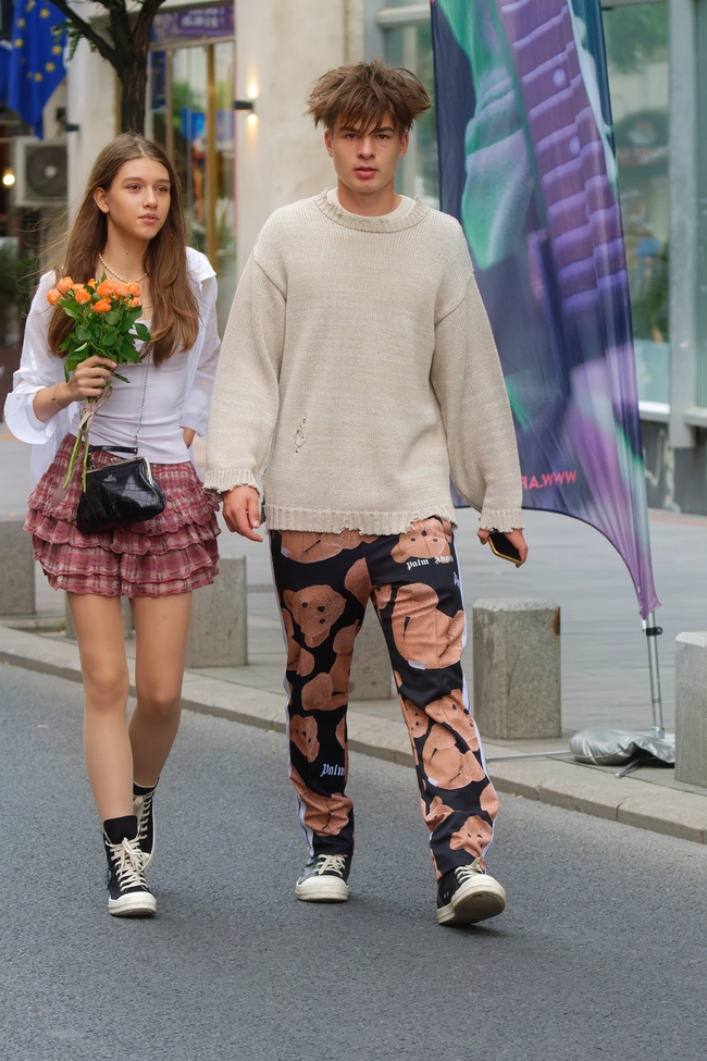 欧美时尚街拍年轻情侣图片