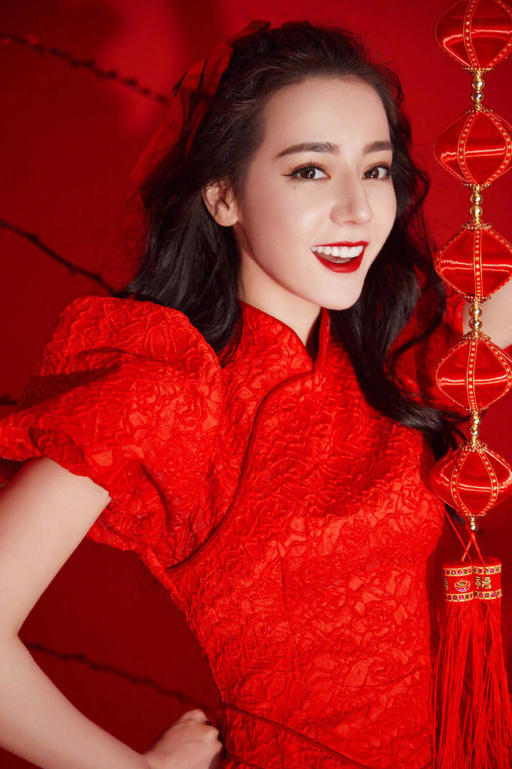 迪丽热巴新年中国红可爱喜庆美照