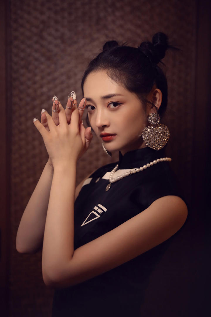 内地美女明星周洁琼可爱丸子头发型美女写真图片