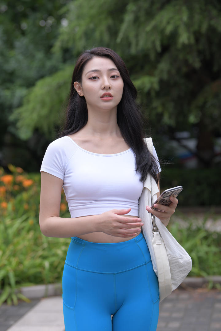 街拍紧身裤美女户外写真图片