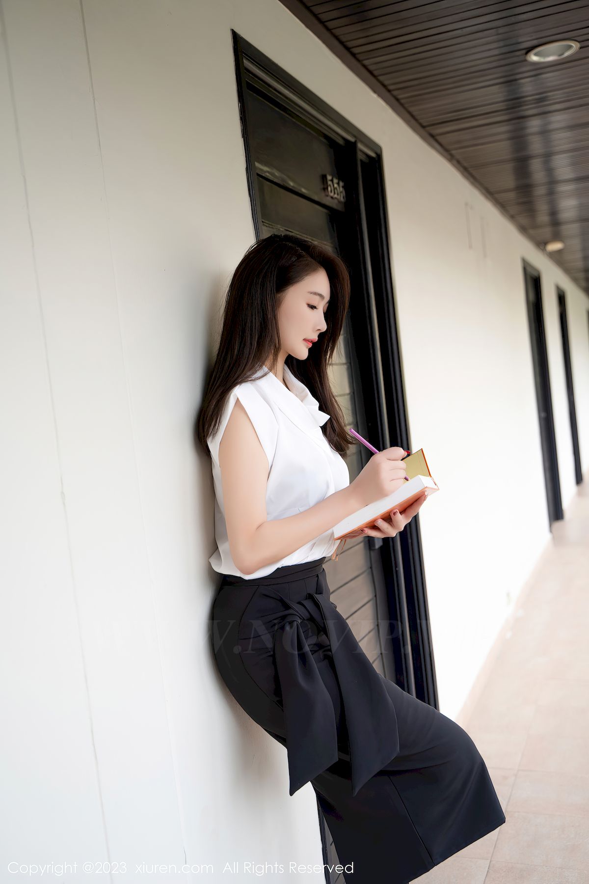 秀人网美女模特summer宝宝白色上衣搭配黑色长裙OL写真