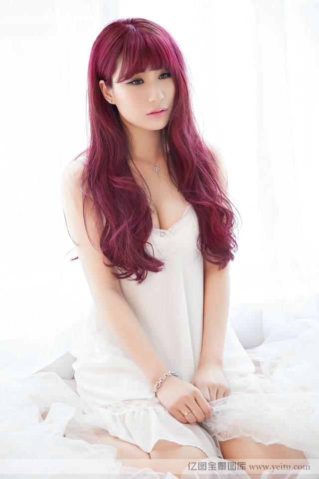 闺房长发美女性感美胸田园一体私房写真