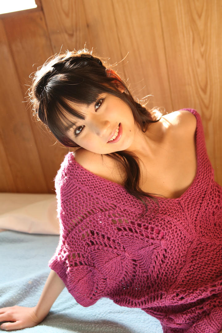 穿着紫色毛衣的高清日本清纯女生写真图片