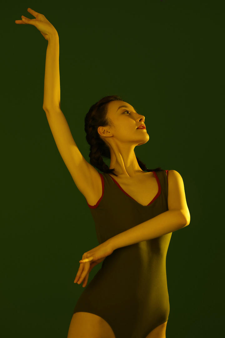 电影《芳华》跳芭蕾舞美女性感内衣艺术写真图片