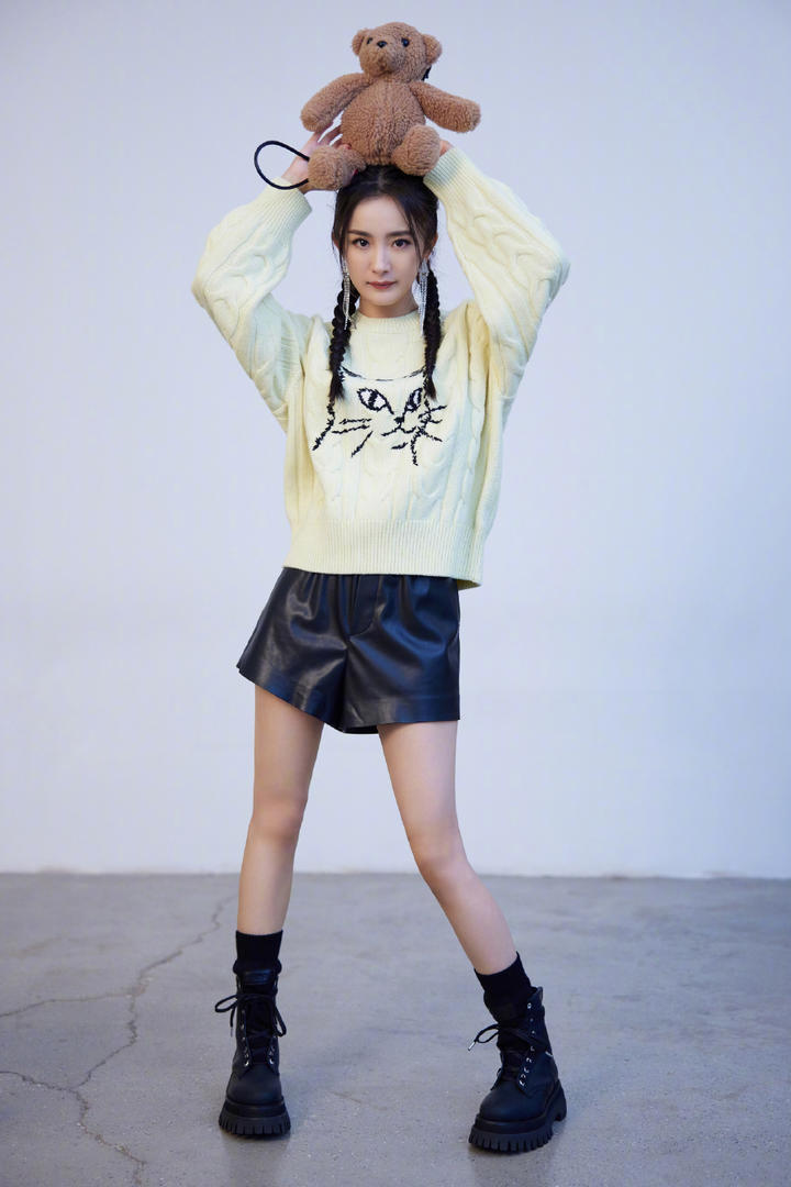 杨幂双马尾俏皮性感短裤写真图片