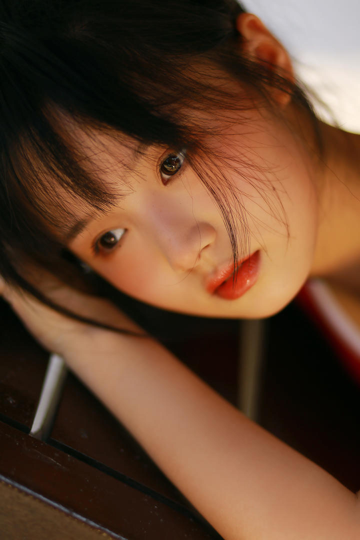 五官精致的清纯学生高清美女特写图片