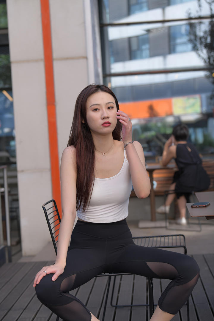 国产高清长发披肩的瑜伽裤美女时尚街拍图片