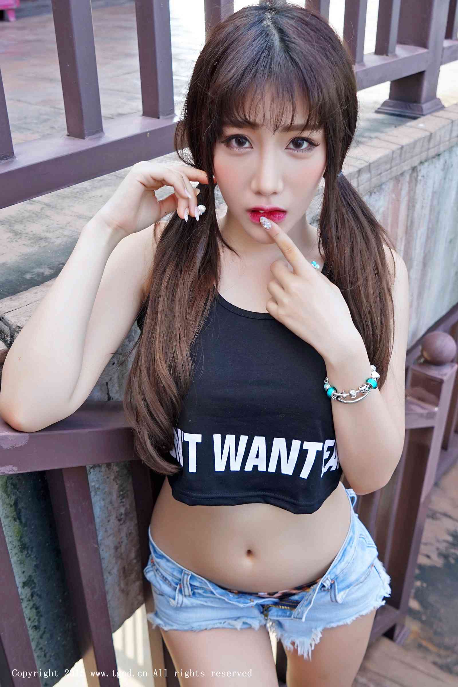 推女神美女模特朱若慕性感美胸云曼旅拍