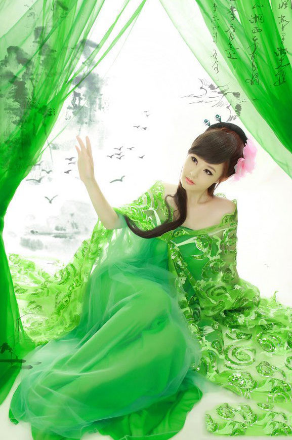 绿色古衣装扮不失清纯