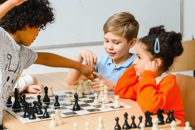孩子们下国际象棋图片