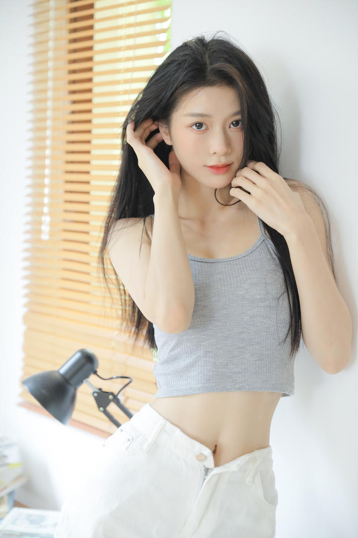 细腰清纯131mm美女图片