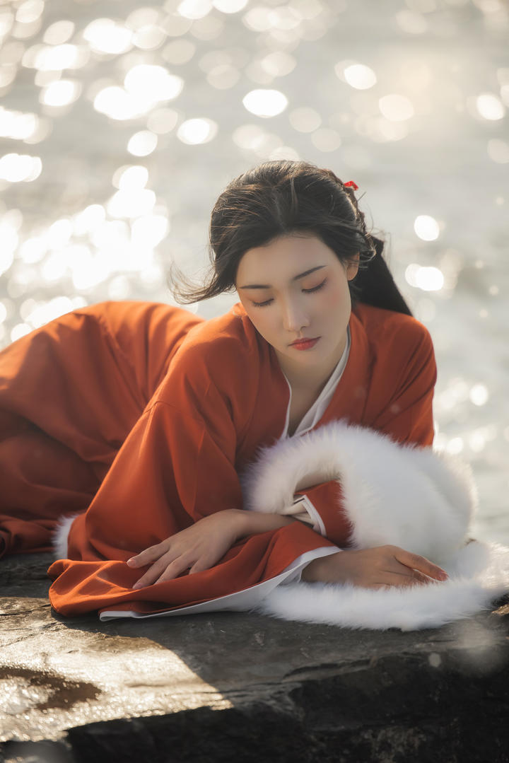 趴在石头上的古典清纯女生人体艺术摄影图片大全