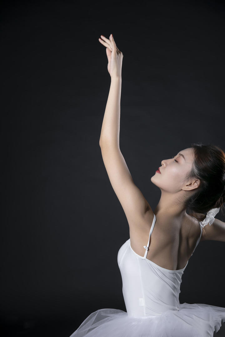 舞蹈系校花跳舞美女人体艺术照欣赏