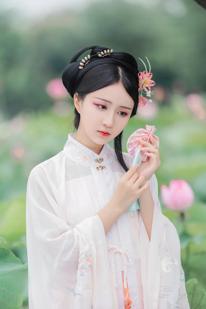 娇小柔弱的古风美女唯美手机壁纸图片