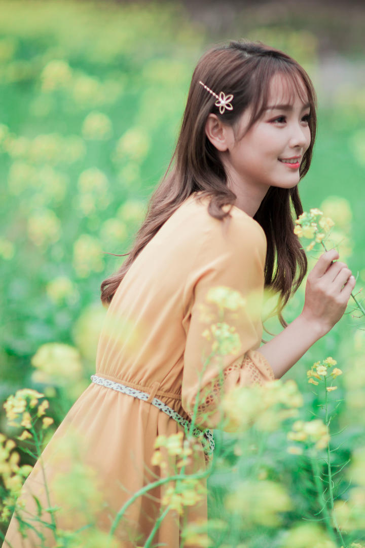 油菜花田里的可爱女生丹婷高清美女壁纸欣赏