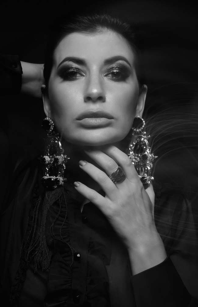 黑色高级质感美女人体模特人像摄影图片