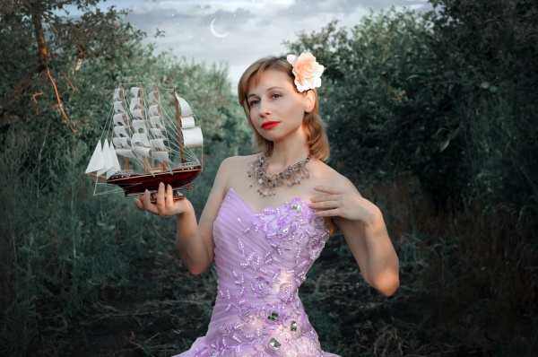 紫色抹胸婚纱美女图片