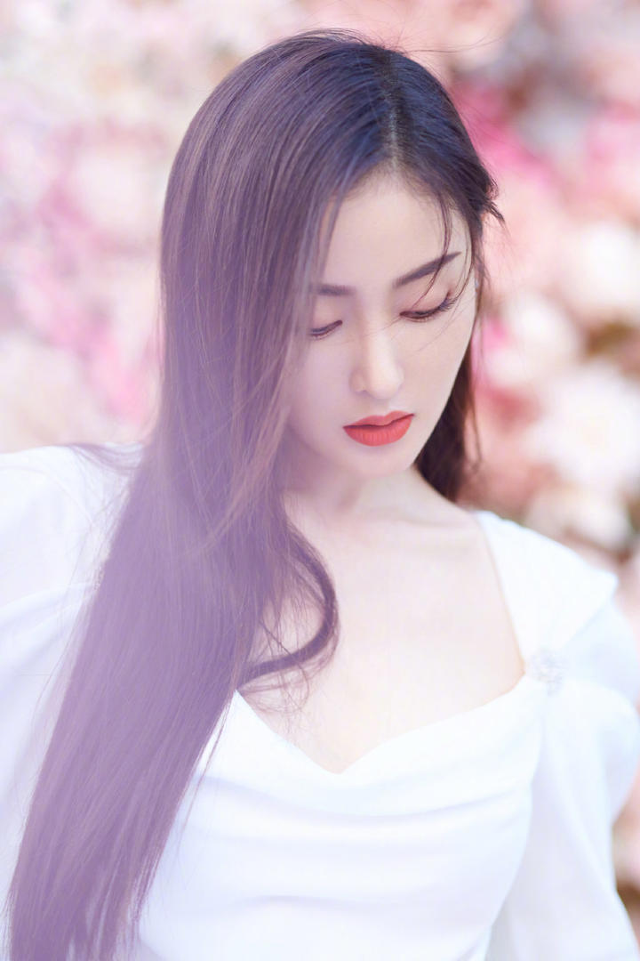 张天爱长发垂肩性感红唇写真图片
