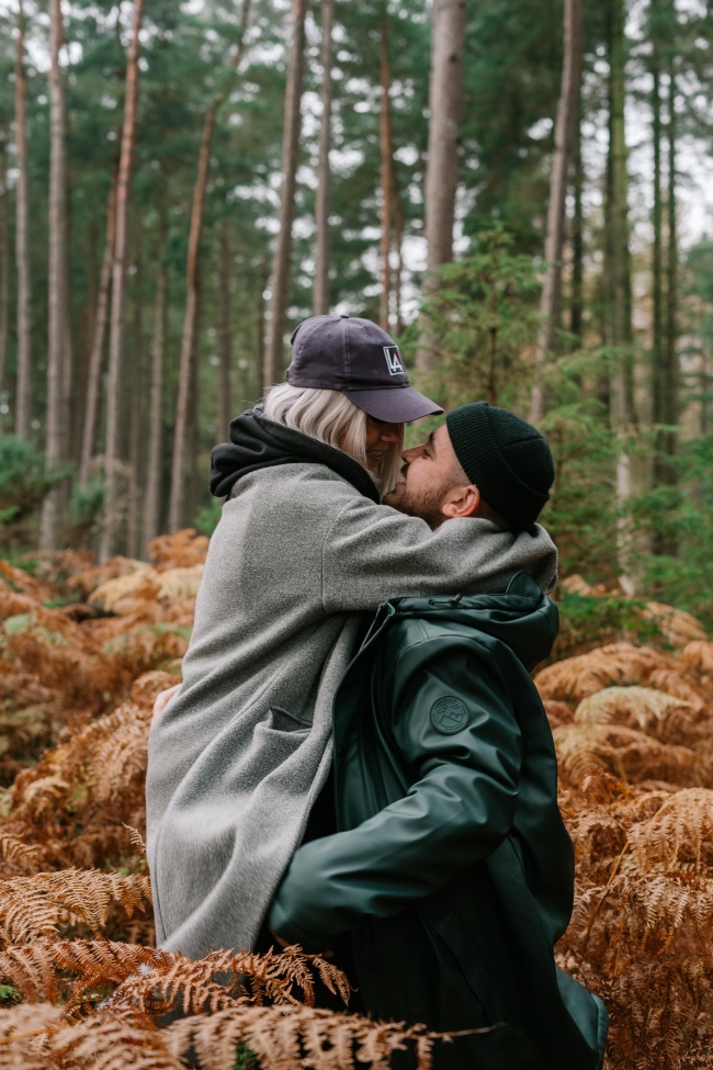 树林暧昧情侣图片