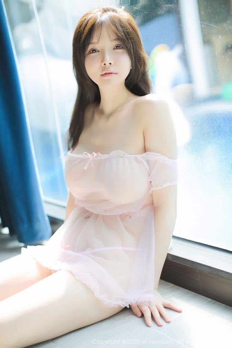 秀人网美女模特糯美子Mini童颜巨乳粉色轻薄服饰三亚旅拍