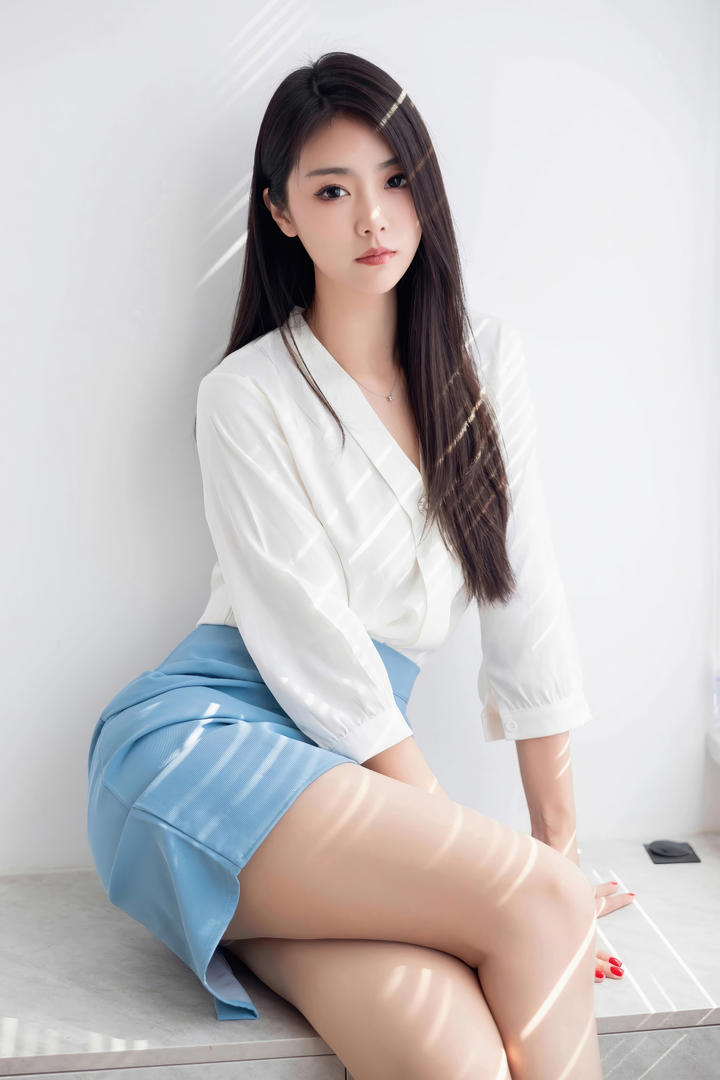 中国极品美腿嫩模可乐优优人体艺术图片