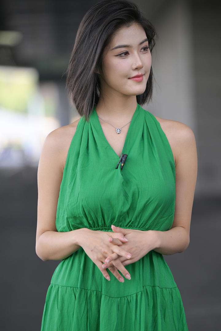 绿色高腰开衩长裙街拍 北京三里屯ins风美女模特拍照姿势全解析