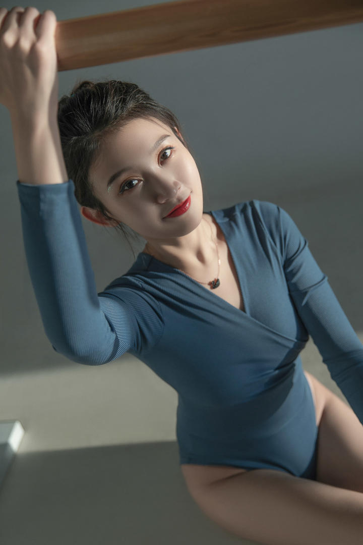 穿着紧身瑜伽服的红唇美女相霖艺术写真图片