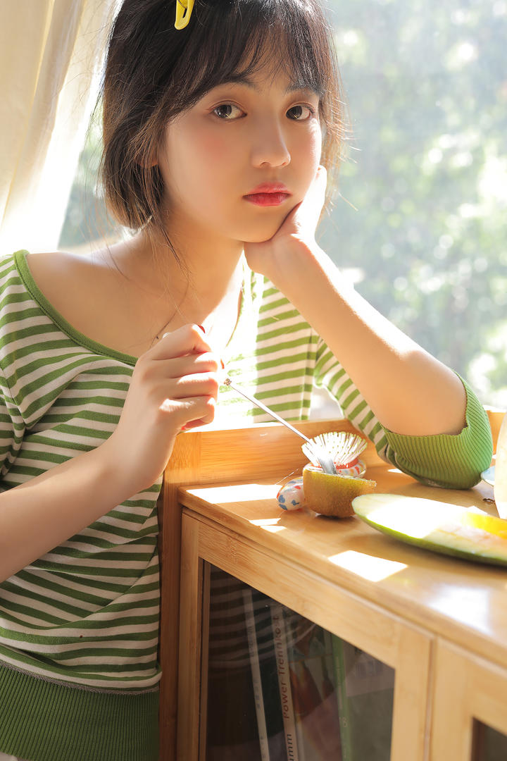 温柔漂亮的清纯女孩生活照图片