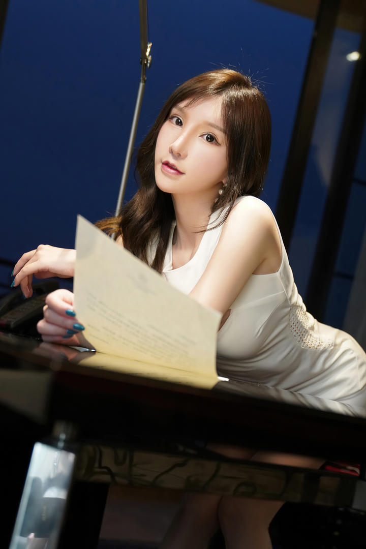 拿着文件的性感美女诱惑周于希写真图片