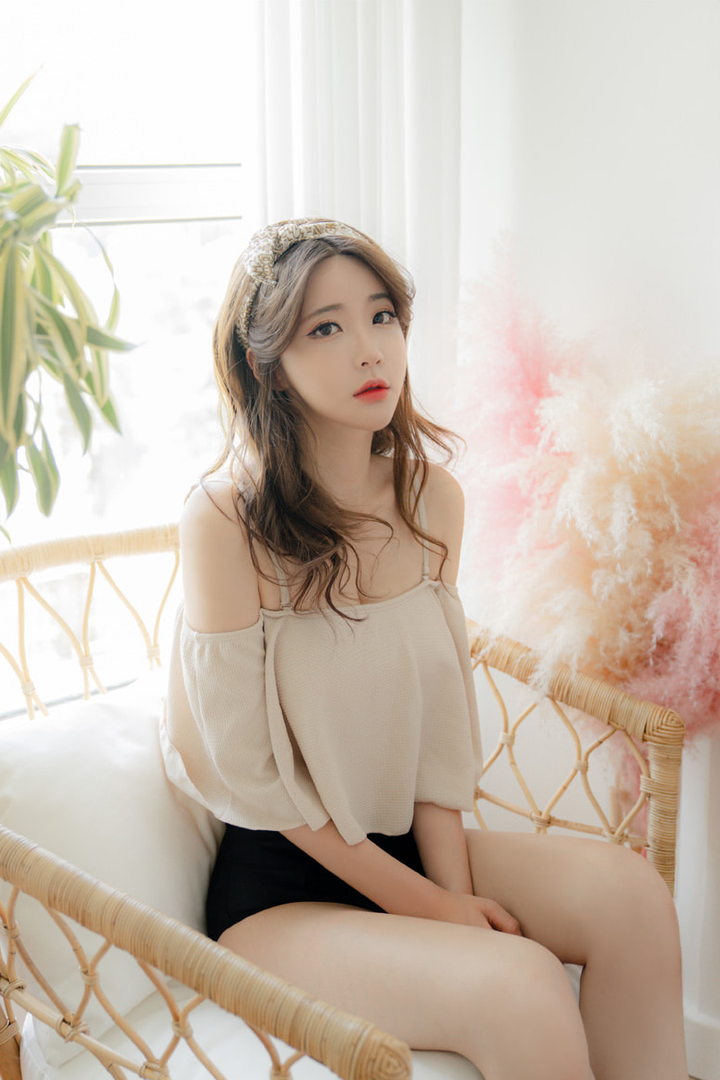 坐在椅子上的韩国极品嫩模柳京写真
