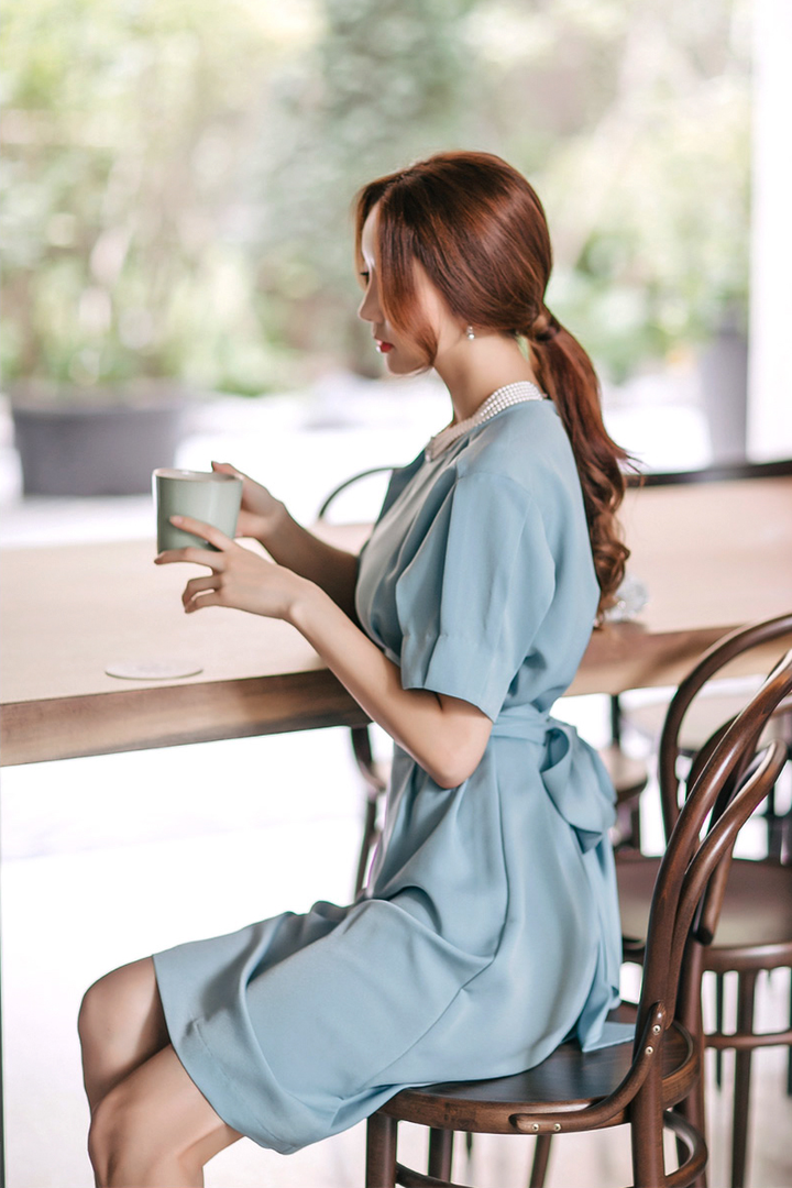 坐在椅子上的极品气质韩国美女朴秀妍图片