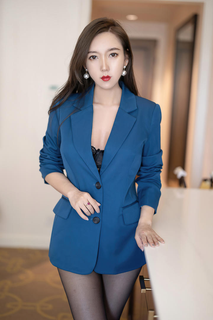穿着西装的美女艾静香高清美女套图