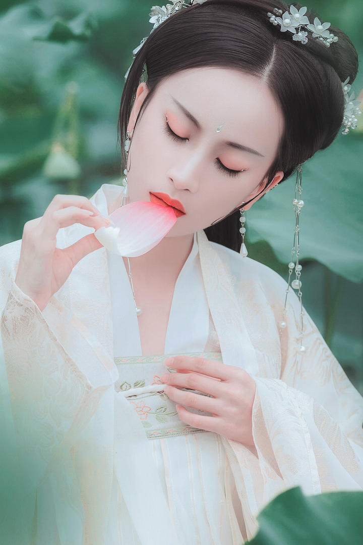 亲吻花瓣的极品古典美女艺术写真