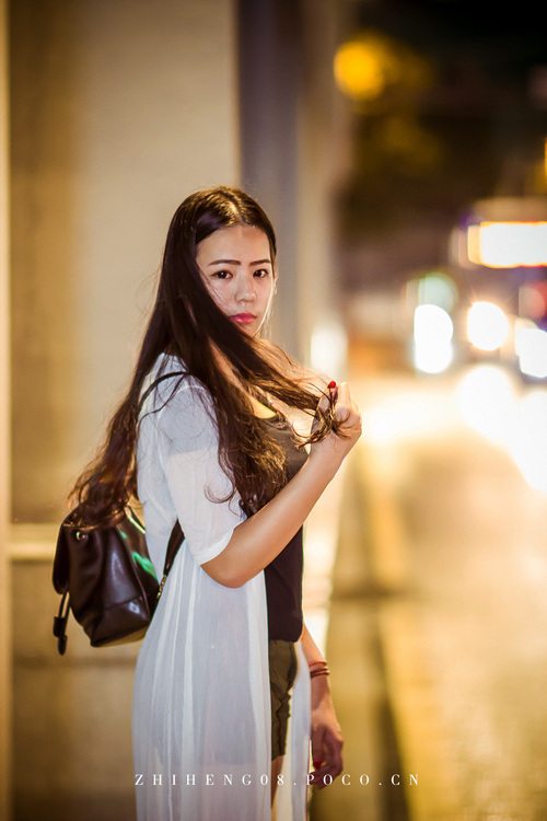 孤独寂寞的女子夜拍