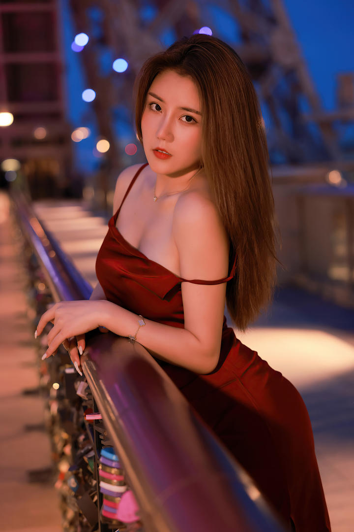 趴在栏杆上的丰满大胸美女夏西性感写真图片