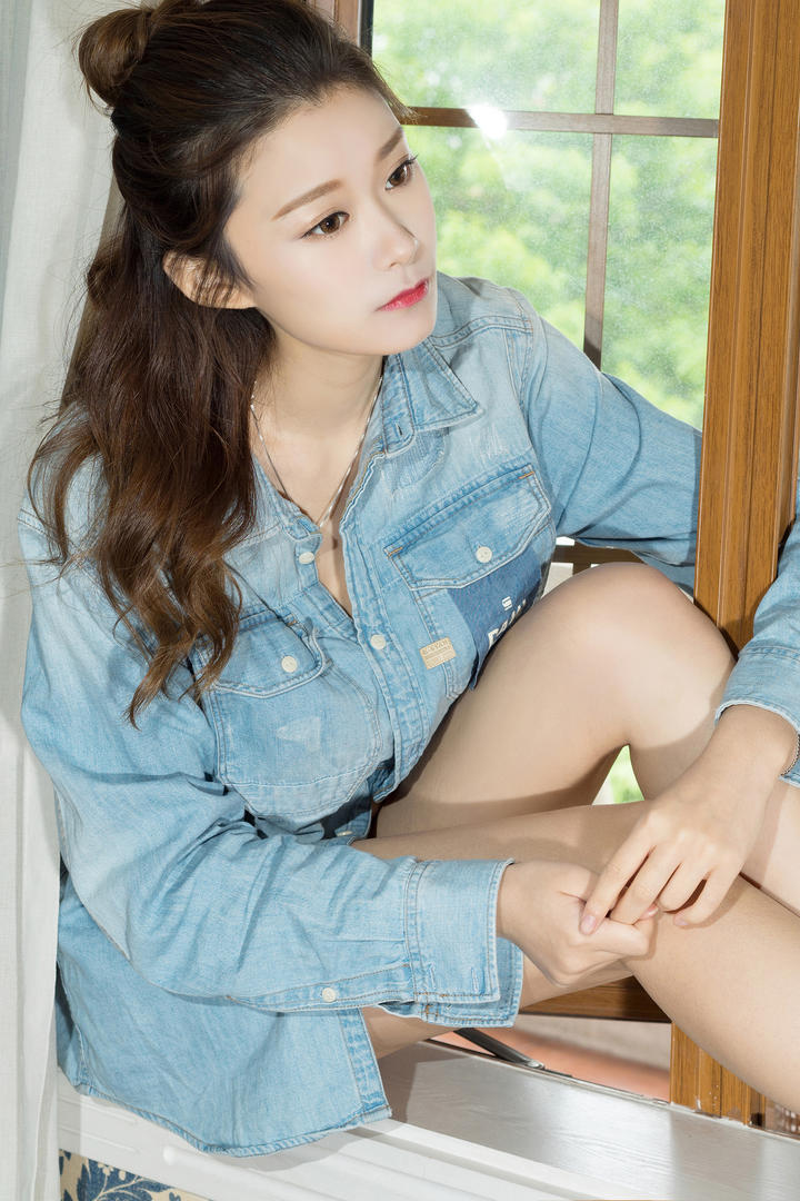 穿着牛仔衣的性感美女菲菲高清图片