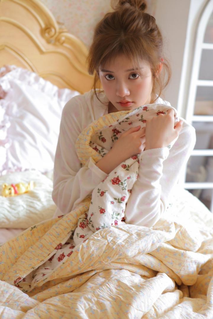 抱着被子的清纯甜美美女女生头像图片