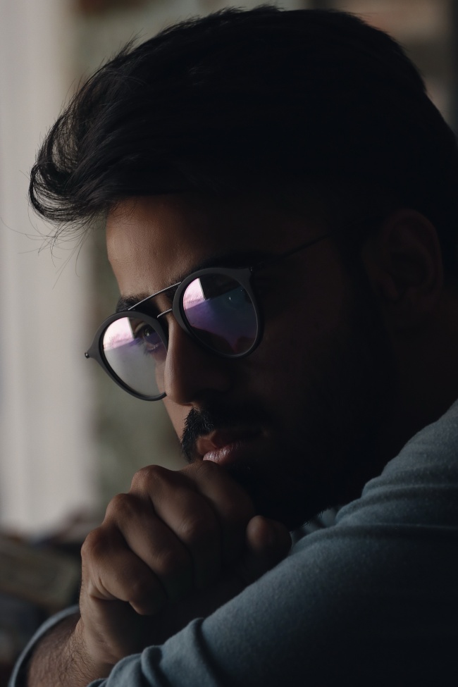 忧郁伤感帅哥图片