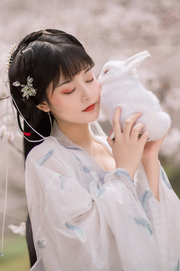 抱着小白兔的古装美女主播个人艺术照