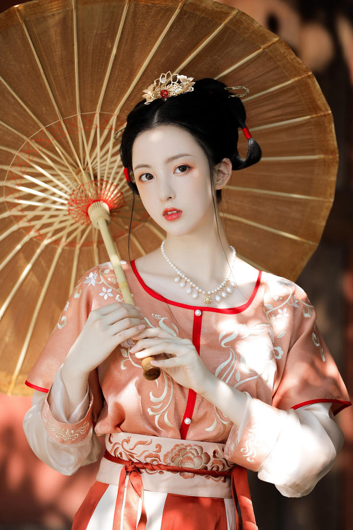 打着纸洋伞的古装美女摄影图片