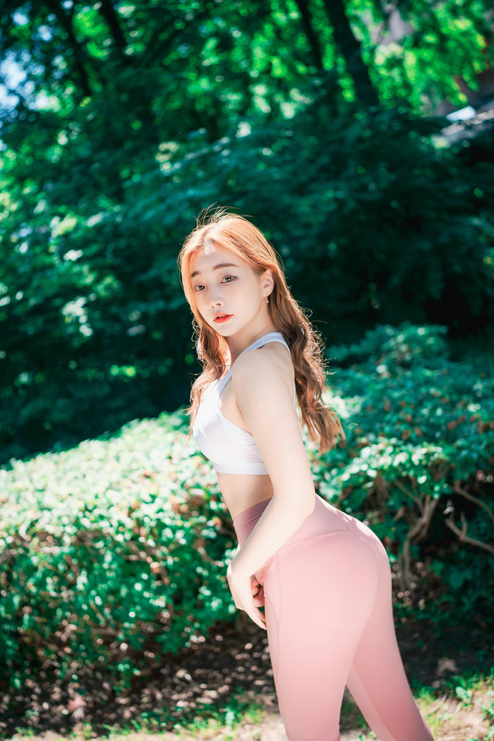 韩国女生瑜伽裤爬山图片