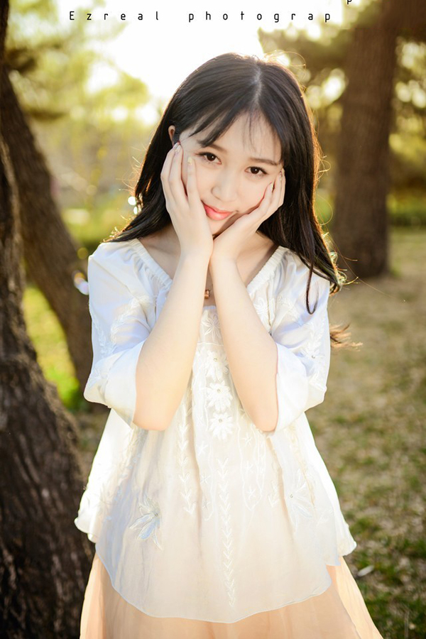 清新户外的蕾丝裙美女