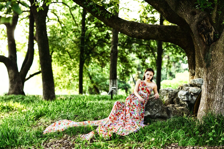 清纯美女夕阳下小溪边的美