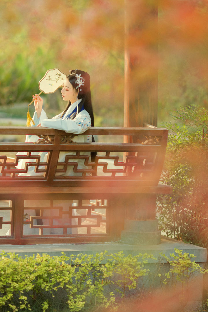 坐在凉亭里休息的古装美女图片